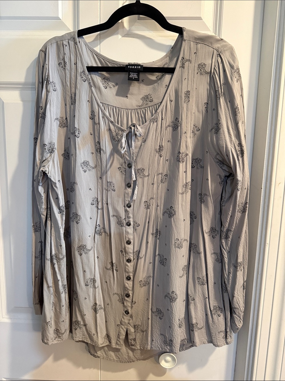 torrid Light Gray Floral Button-Front Blouse